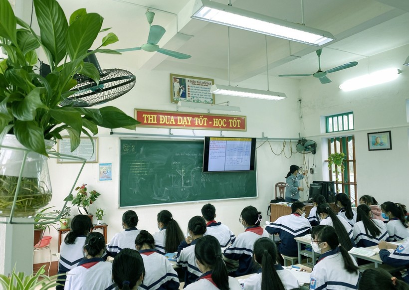 Lớp học tại Trường THCS Hải Lý được trang trí nhiều cây xanh, cây cảnh tạo không gian thân thiện với môi trường.