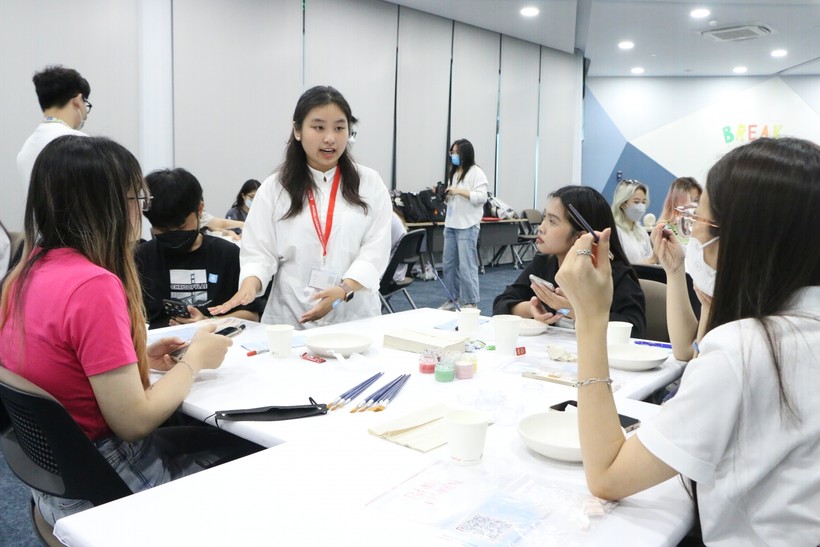 Hoạt động vẽ tranh lên đĩa gốm là một trong những trải nghiệm tuyệt vời của các em sinh viên ĐH Anh Quốc - Việt Nam. 