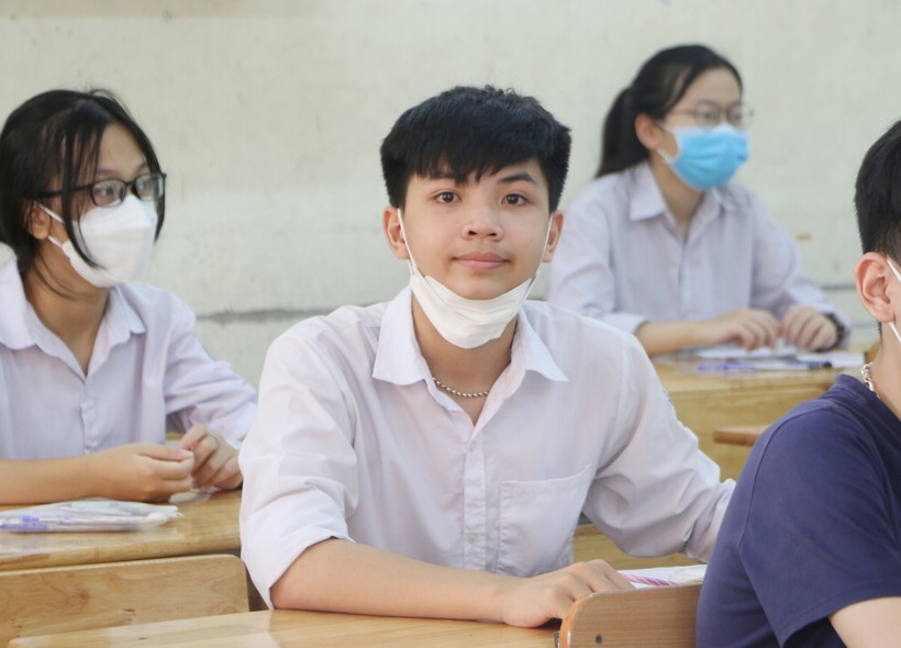 Các thí sinh tại Hà Nội đã hoàn thành kỳ thi vào lớp 10 năm 2022 sau khi kết thúc bài thi môn Toán vào sáng 19/6.