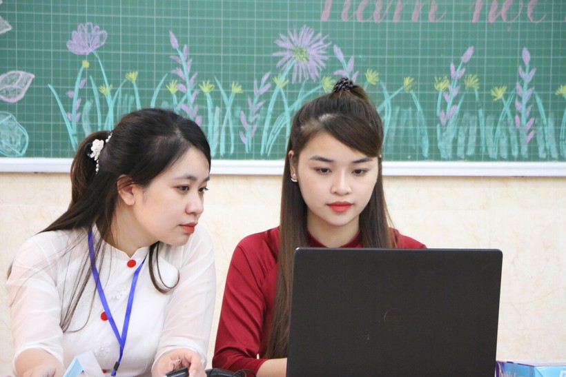 Giáo viên Trường Tiểu học Yên Nghĩa, quận Hà Đông sẵn sàng hỗ trợ phụ huynh cũng như tiếp nhận hồ sơ trực tiếp nếu đủ điều kiện. 