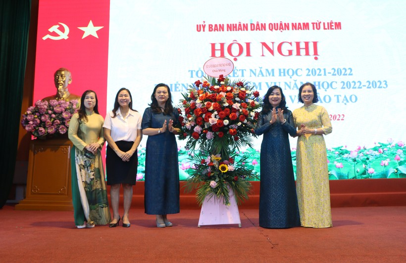 Phó Giám đốc Sở GD&ĐT Hà Nội Trần Lưu Hoa (thứ 3 từ trái sang) tặng hoa chúc mừng thành tích của ngành GD&ĐT quận Nam Từ Liêm.