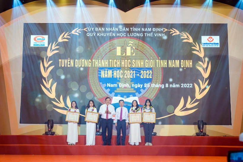 Lãnh đạo tỉnh Nam Định tặng bằng khen cho các em học sinh giỏi đạt thành tích xuất sắc trong năm học 2021-2022.