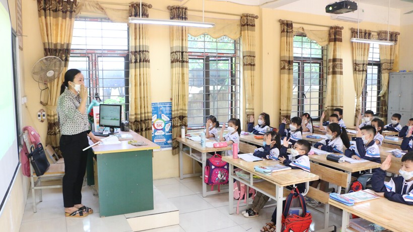Toàn bộ các phòng học ở Trường Tiểu học Đông La đều được trang bị máy tính, máy chiếu để phục vụ giảng dạy - học tập cho cô trò nhà trường. 
