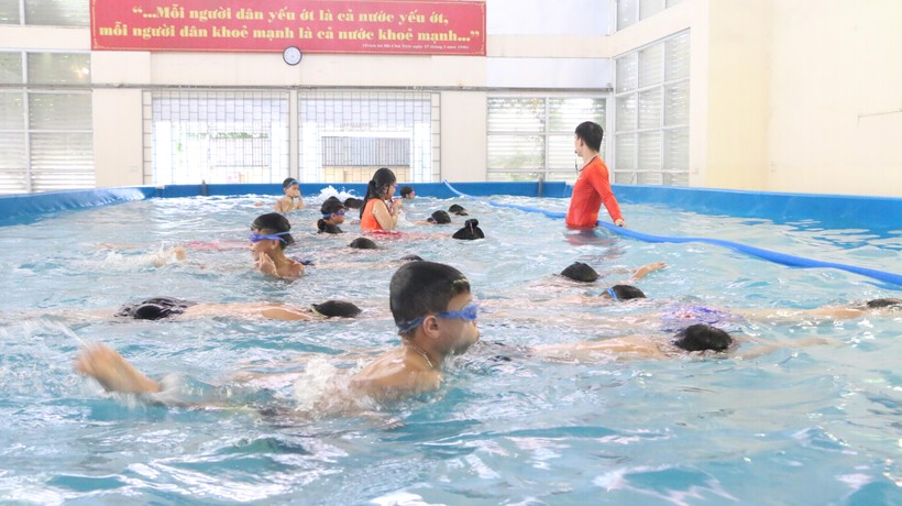 Một trong những giải pháp để phòng chống đuối nước trẻ em là phổ cập bơi trong trường học. Ảnh minh họa: Khôi Nguyên.