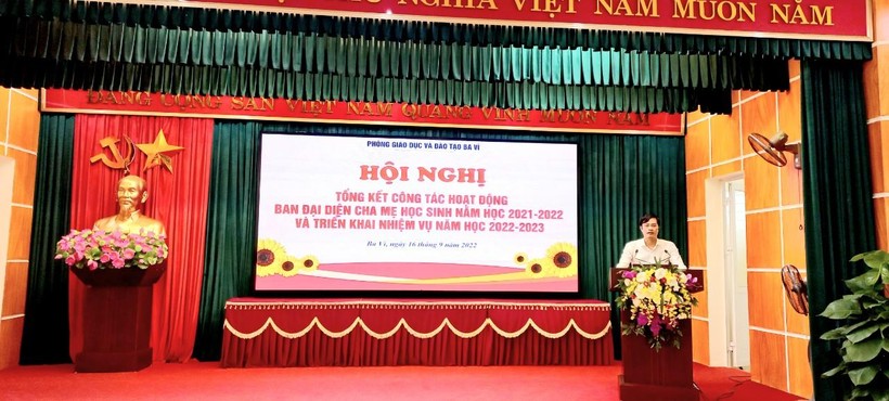 Ông Phùng Ngọc Oanh - Trưởng Phòng GD&ĐT Ba Vì phát biểu tại hội nghị về những nhiệm vụ của ban đại diện cha mẹ học sinh tại các cơ sở giáo dục.