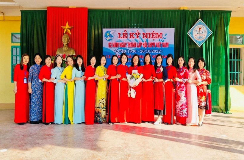 Tập thể nữ giáo viên Trường THCS Hải Xuân bên tà áo dài truyền thống Việt Nam.