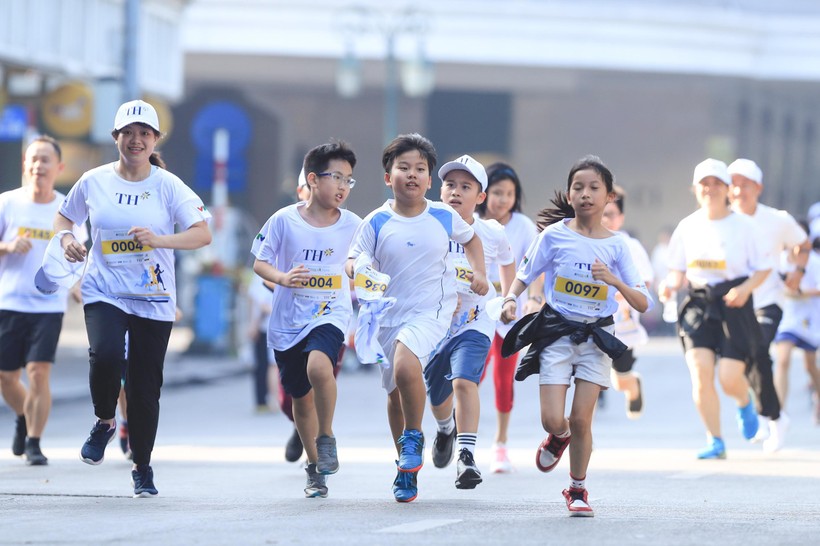 Đông đảo học sinh, phụ huynh, giáo viên cùng tham dự giải chạy S-Race 2022 tại Hà Nội.
