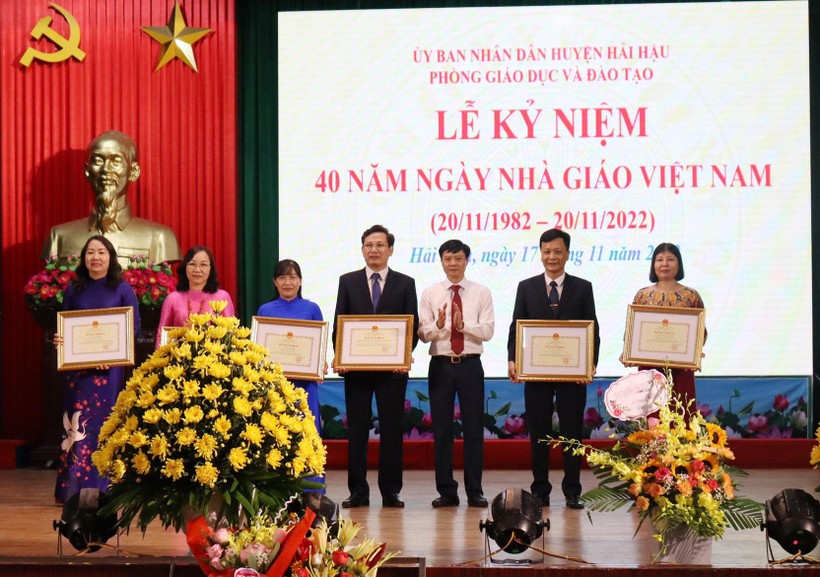 Lãnh đạo Sở GD&ĐT Nam Định tặng thưởng cho các tập thể, cá nhân của ngành Giáo dục Hải Hậu có thành tích xuất sắc trong năm học vừa qua.