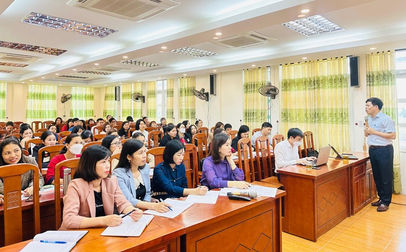 Các thầy cô thuộc bậc THCS huyện Ba Vì tham dự lớp tập huấn từ các chuyên gia của Trường ĐH Sư phạm Hà Nội. 