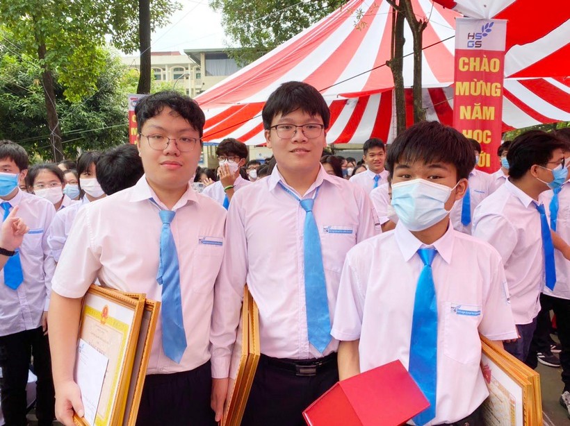 Nguyễn Nhật Minh (bìa trái) và các bạn về nhận Bằng khen trong dịp khai giảng năm học mới 2022-2023 tại Trường THPT Chuyên Khoa học tự nhiên. 