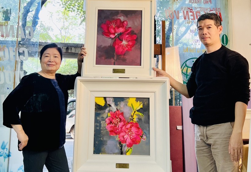 Bà Đào Thị Liên Hương (trái) cùng họa sĩ Nguyễn Hải Kiên bên một tác phẩm nghệ thuật vừa hoàn thành.