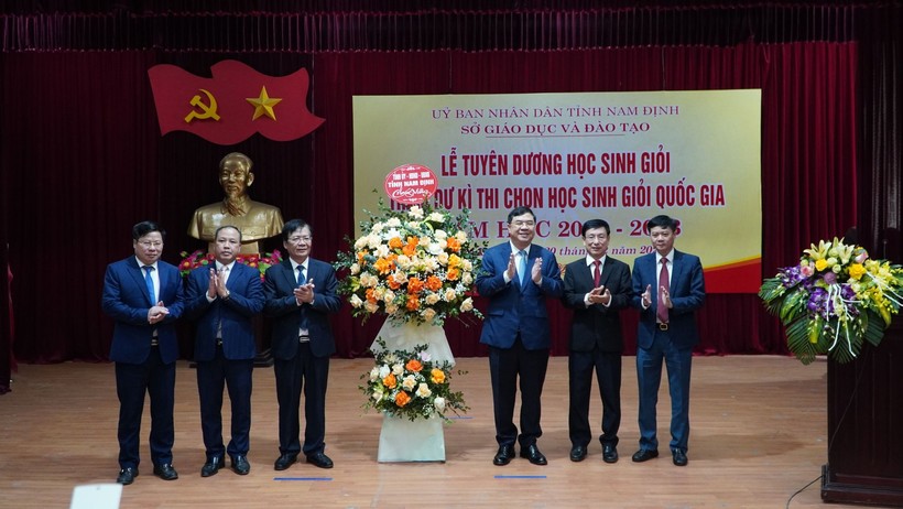 Nam Định tuyên dương 93 gương mặt tiêu biểu dự thi học sinh giỏi quốc gia ảnh 1