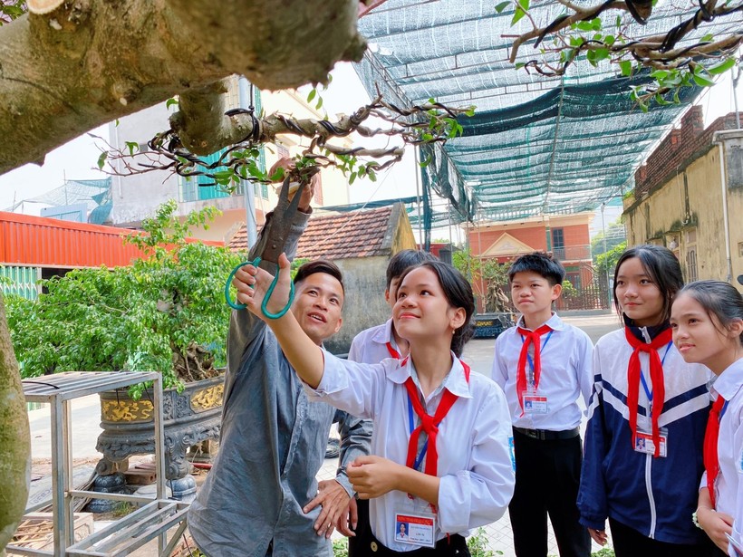 Các em học sinh Trường THCS Hải Lý (Hải Hậu, Nam Định) được trải nghiệm tại làng nghề cây cảnh nghệ thuật. 