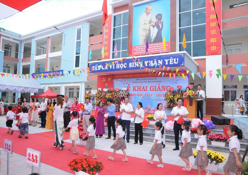 Phụ huynh, thầy cô và học sinh tại Trường Tiểu học Ngô Thì Nhậm (Thanh Trì, Hà Nội) hân hoan trong ngày khai giảng năm học mới 2022-2023.
