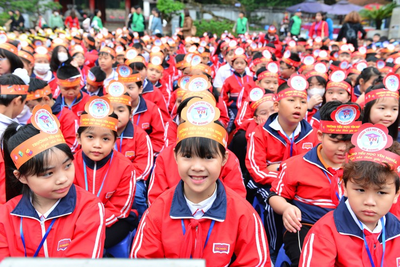 Gần 1.000 học sinh của khối 3, 4, 5 Trường Tiểu học Yên Nghĩa đã đi thăm quan, trải nghiệm tại Văn Miếu - Quốc Tử Giám trong ngày 16/3. 