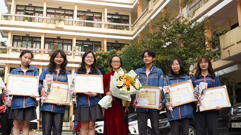 Các em trong đội tuyển học sinh giỏi các môn ở Trường THPT chuyên Lê Hồng Phong. 