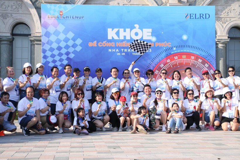 Hàng trăm vận động viên đã tham gia giải chạy "Khỏe để cống hiến và hạnh phúc" do Mạng lưới Quản lý giáo dục không biên giới - EdulightenUp tổ chức chiều 26/3.
