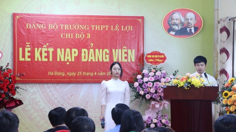 Trường học Hà Nội kết nạp Đảng cho 7 học sinh lớp 12 ảnh 1