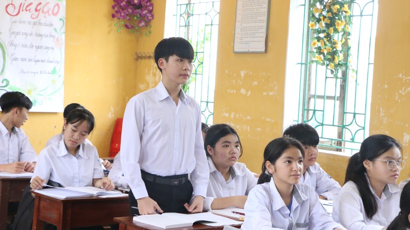 Các em học sinh lớp 9 Trường THCS Hiển Khánh, huyện Vụ Bản (Nam Định) đang tăng tốc ôn tập chuẩn bị thi vào lớp 10. 