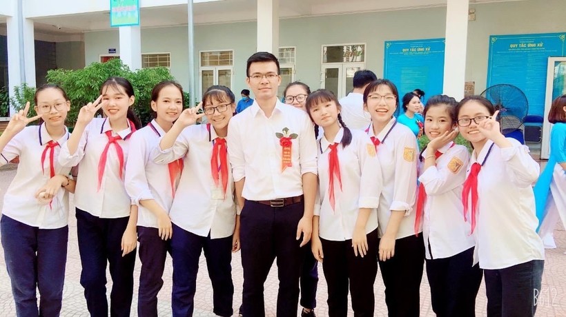 Thầy Nguyễn Mạnh Hải và các em học trò tại Trường THCS Yên Sở (Hoàng Mai, Hà Nội). 