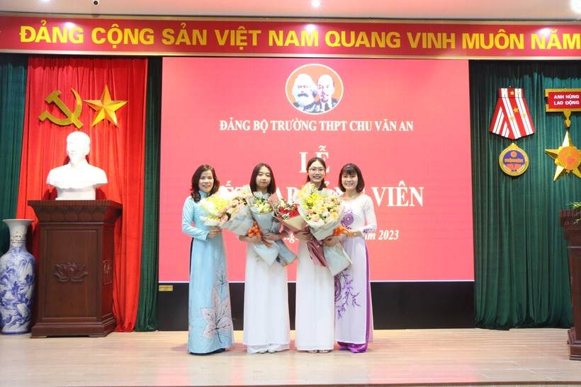 Hai tân đảng viên chụp ảnh cùng cô Hiệu trưởng Nguyễn Thị Nhiếp (bìa phải) và Bí thư Đảng bộ Trường THPT Chu Văn An Trần Thị Tuyến (bìa trái).