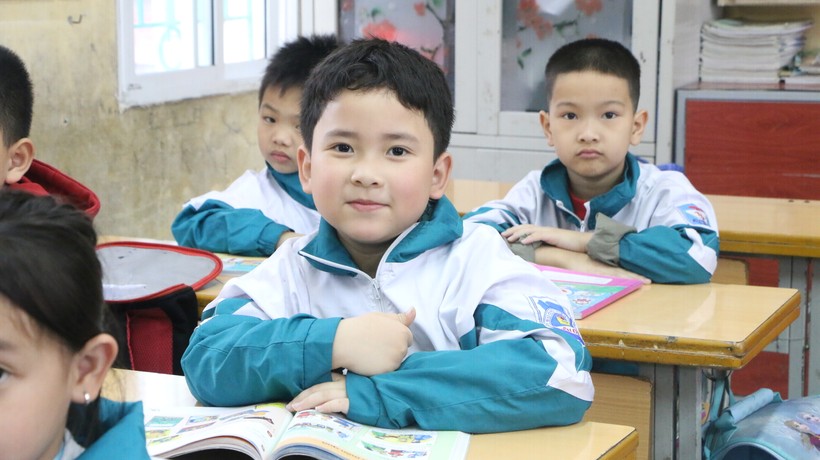 Học sinh Trường Tiểu học Thị trấn Yên Định, huyện Hải Hậu trong giờ học Tiếng Anh.