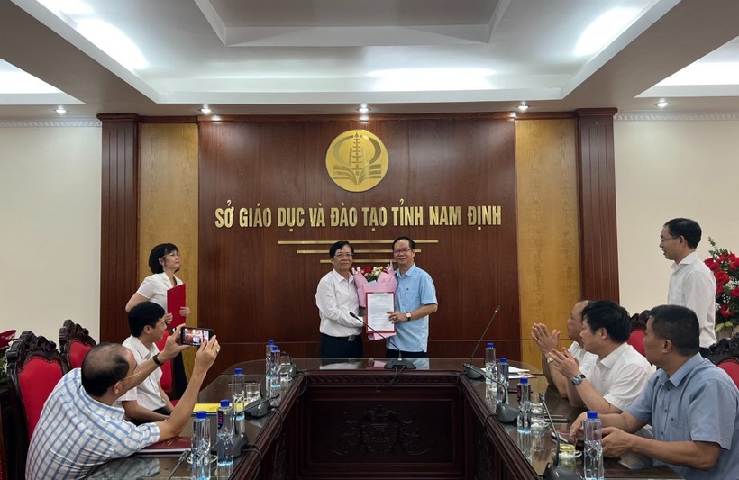 Giám đốc Sở GD&ĐT Nam Định Cao Xuân Hùng trao quyết định điều động, bổ nhiệm đối với ông Đỗ Anh Tuấn vào vị trí Chánh Văn phòng Sở GD&ĐT.