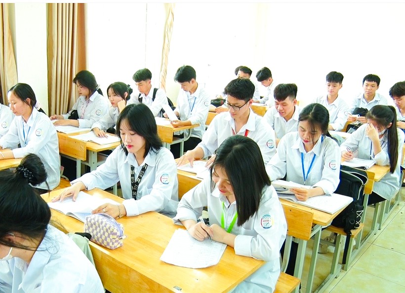 Các em học sinh lớp 12 Trường THPT Hoài Đức C (Hà Nội) đang tập trung ôn luyện chuẩn bị thi tốt nghiệp THPT 2023.