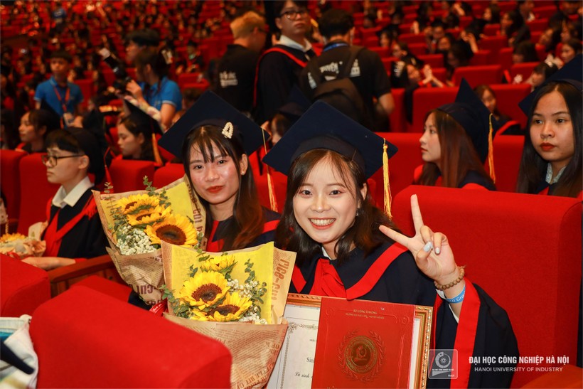 Trường ĐH Công nghiệp Hà Nội trao bằng tốt nghiệp cho gần 5.000 học viên ảnh 1