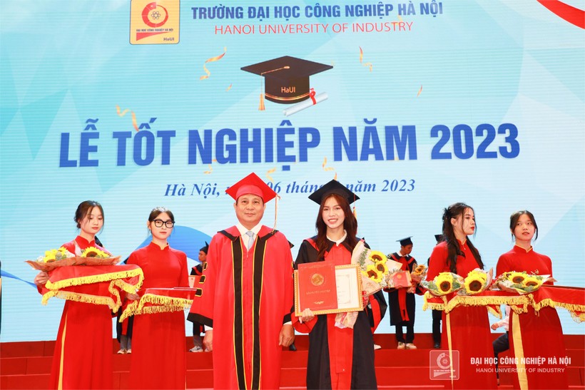 Trường ĐH Công nghiệp Hà Nội trao bằng tốt nghiệp cho gần 5.000 học viên ảnh 2