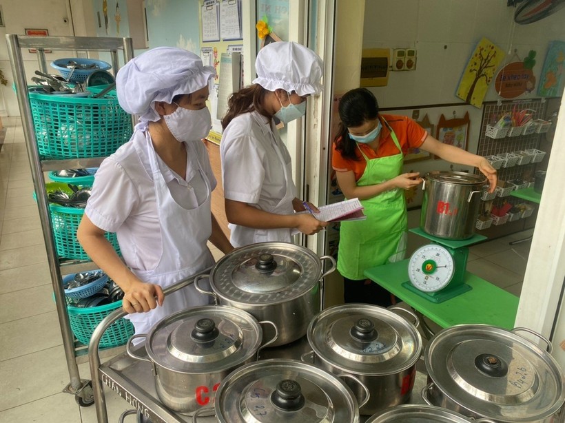 Đến giờ ăn, nhân viên nuôi dưỡng tại Trường Mầm non Phú La (Hà Đông, Hà Nội) chia cơm và thức ăn tới từng lớp. 