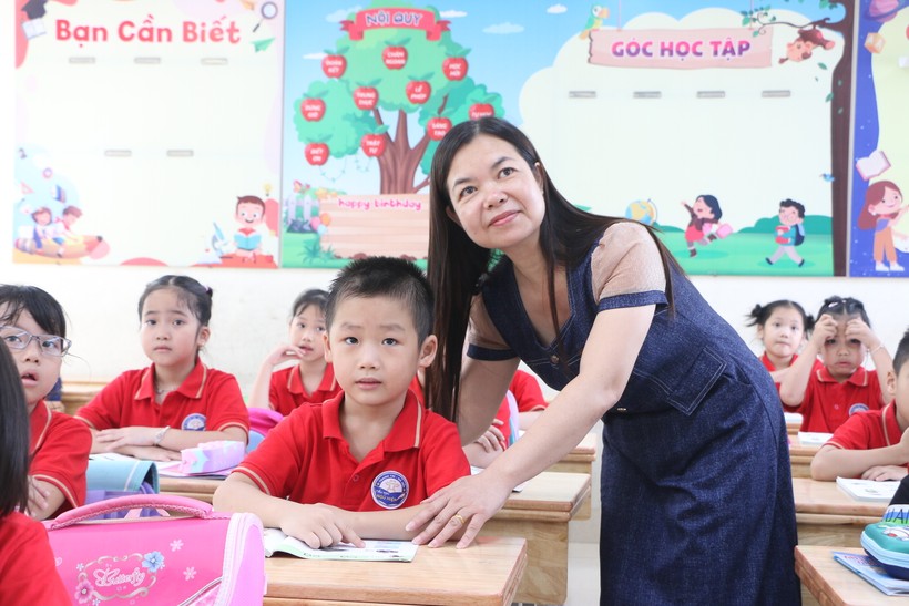 Cô Trần Tú Quyên trong giờ giảng bài trên lớp cho học sinh. ảnh 4