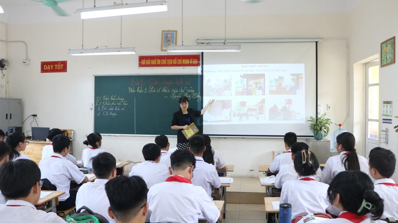 Giờ học Ngữ văn của cô Trần Thị Thanh Hương với học sinh lớp 8A1 với sự hỗ trợ của công nghệ. ảnh 5