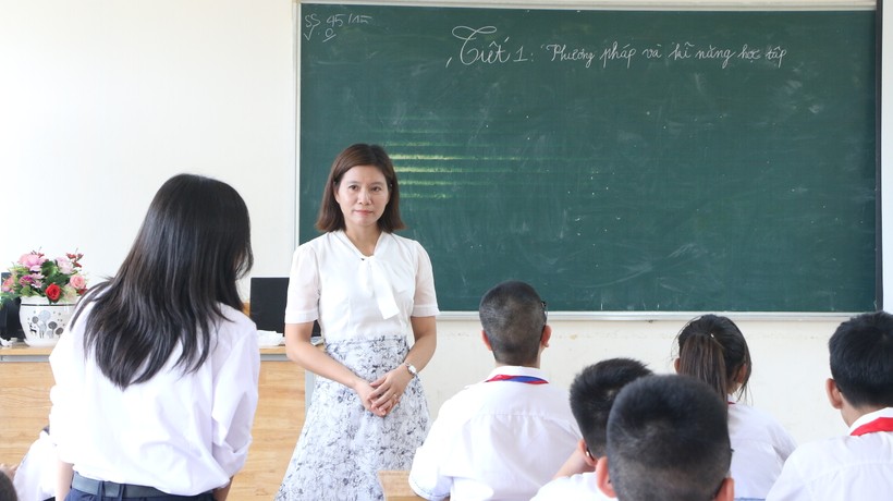 Cô Nguyễn Thị Bích Thủy và học sinh trong giờ học môn Khoa học tự nhiên lớp 8. ảnh 2