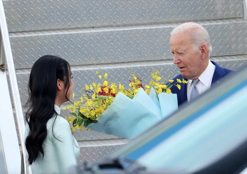 Giây phút đáng nhớ của nữ sinh Nguyễn Trà My khi được tặng hoa cho Tổng thống Mỹ Joe Biden khi đặt chân xuống sân bay Nội Bài, chiều 10/9. ảnh 1