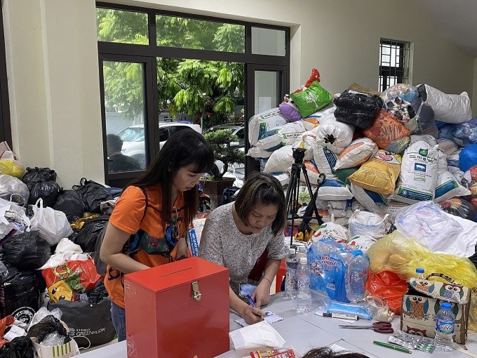 Người dân tới Tổ dân phố số 18 phường Khương Đình tặng nhu yếu phẩm cho các gia đình nạn nhân vụ cháy. Ảnh: VNE. ảnh 3