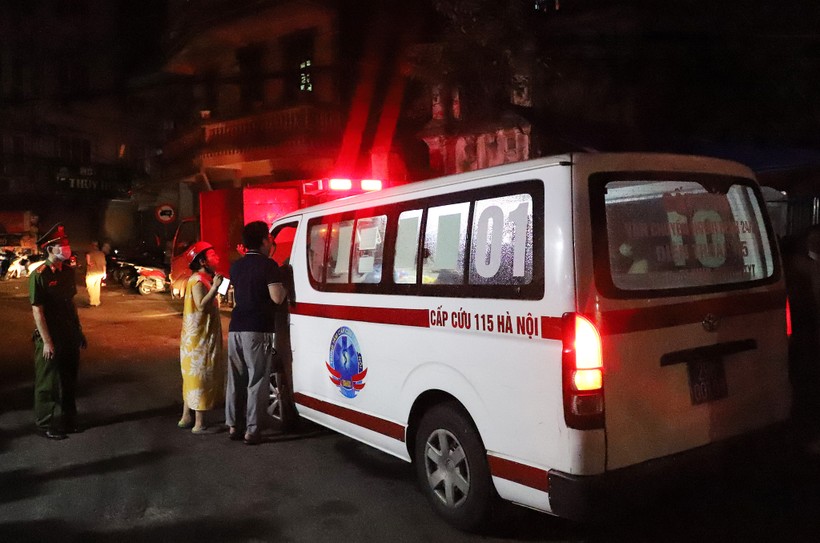 Hình ảnh xe cứu thương chở các nạn nhân của vụ cháy chung cư mini tại Phố Khương Hạ rạng sáng 13/9 tới bệnh viện. Ảnh: Đình Hiếu. ảnh 3