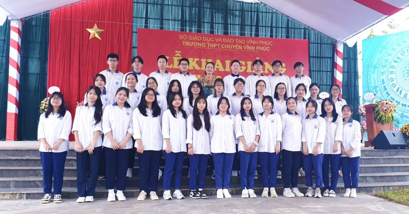 Học sinh lớp Chuyên Sử 12A8 K24 Trường THPT chuyên Vĩnh Phúc trong lễ khai giảng năm học 2022-2023. ảnh 1