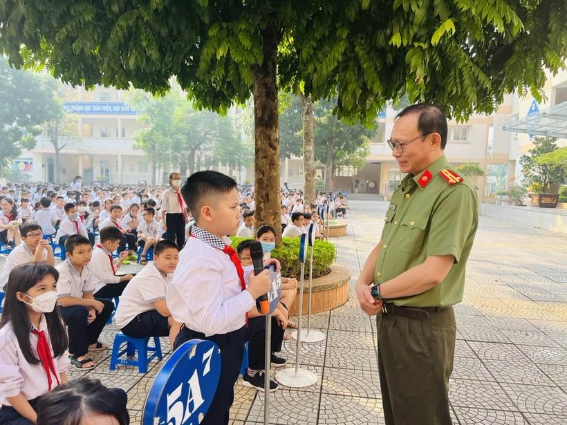 TS - Thượng tá Đào Trung Hiếu thường xuyên tham gia tuyên truyền các kiến thức về pháp luật cho học sinh tại Hà Nội. ảnh 2