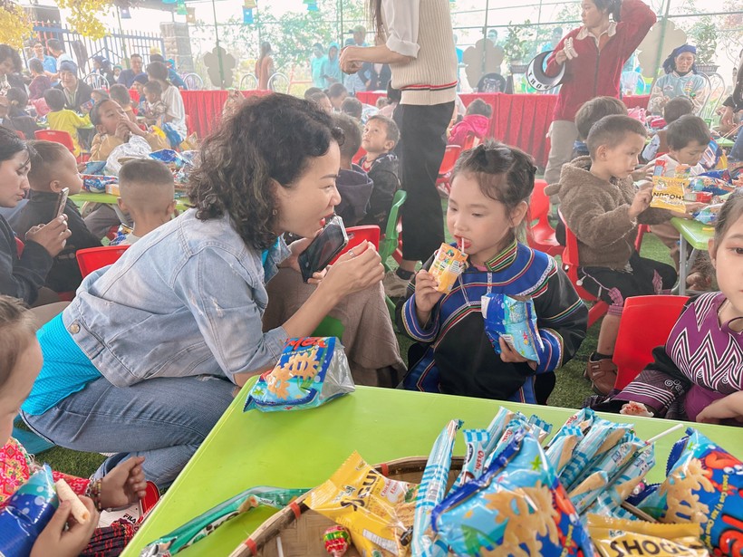 Trẻ tại Trường Mầm non Y Tý - huyện Bát Xát (Lào Cai) vui đón Trung thu. ảnh 4