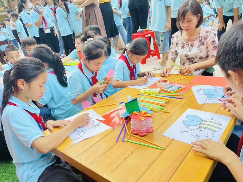 Tương tự, tại Trường Tiểu học Hải Phong, huyện Hải Hậu, hoạt động làm đồ chơi Trung thu cũng được cô trò thực hiện tích cực. ảnh 9