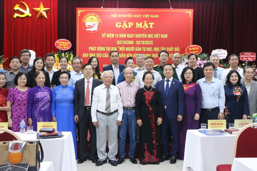 Phó Thủ tướng Trần Hồng Hà cùng các đại biểu tham dự buổi gặp mặt cùng chụp ảnh lưu niệm sau khi kết thúc chương trình. ảnh 6