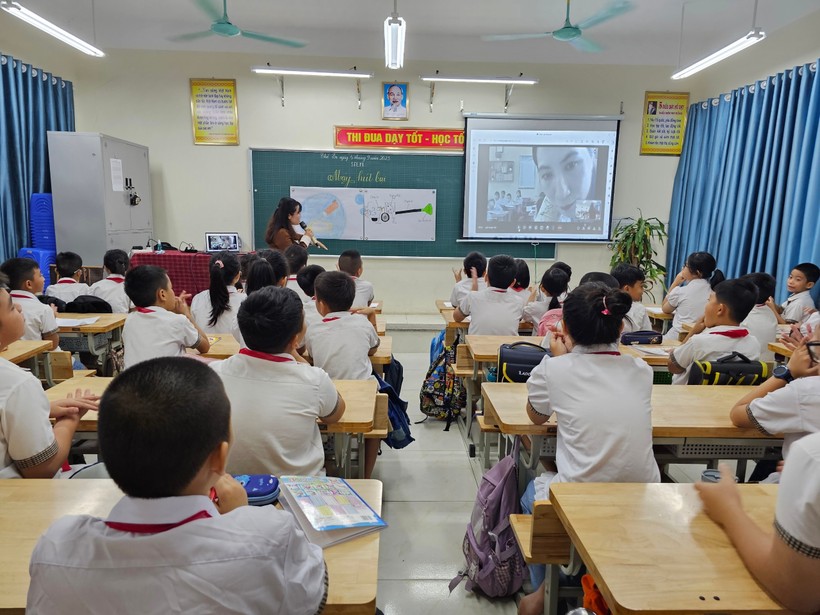 Lớp học kết nối giáo dục STEM tới Trường Tiểu học Hương Sơn, TP Thái Nguyên của lớp 5A6 do cô Ngô Thị Hà làm chủ nhiệm. ảnh 3