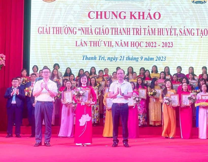 Cô Ngô Thị Hà được trao giải thưởng 