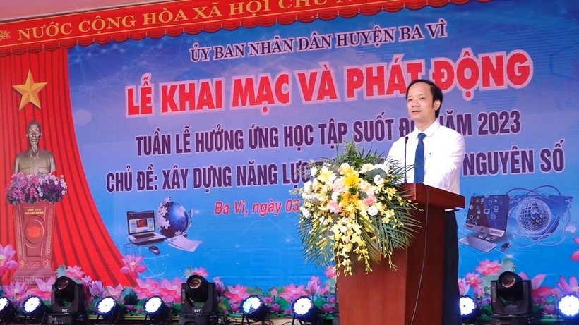 Ông Nguyễn Đức Anh - Phó Chủ tịch UBND huyện Ba Vì phát biểu tại buổi lễ. ảnh 2