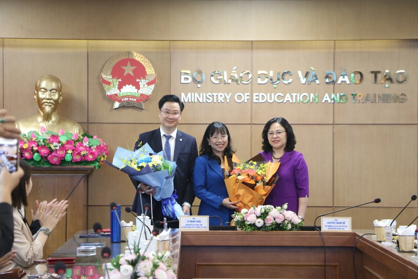 Thứ trưởng Ngô Thị Minh tặng hoa cho đại diện Quỹ Thiện Tâm - Quỹ Vì tương lai xanh (Tập đoàn Vingroup) tại buổi lễ. ảnh 3
