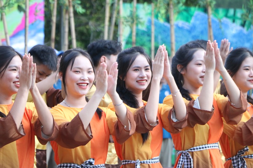Các em học sinh cổ vũ nhiệt tình tới nhà leo núi Nguyễn Việt Thành từ quê nhà Sóc Sơn. ảnh 3