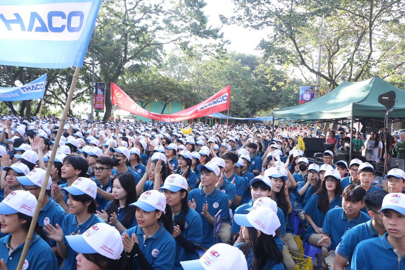Hàng nghìn cổ động viên cùng cổ vũ tinh thần cho thí sinh Việt Thành từ Sóc Sơn. ảnh 6
