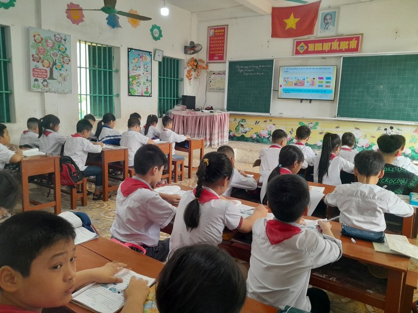 Tiết học trên lớp của học sinh Trường Tiểu học & THCS Minh Khai (Hưng Hà, Thái Bình). ảnh 2