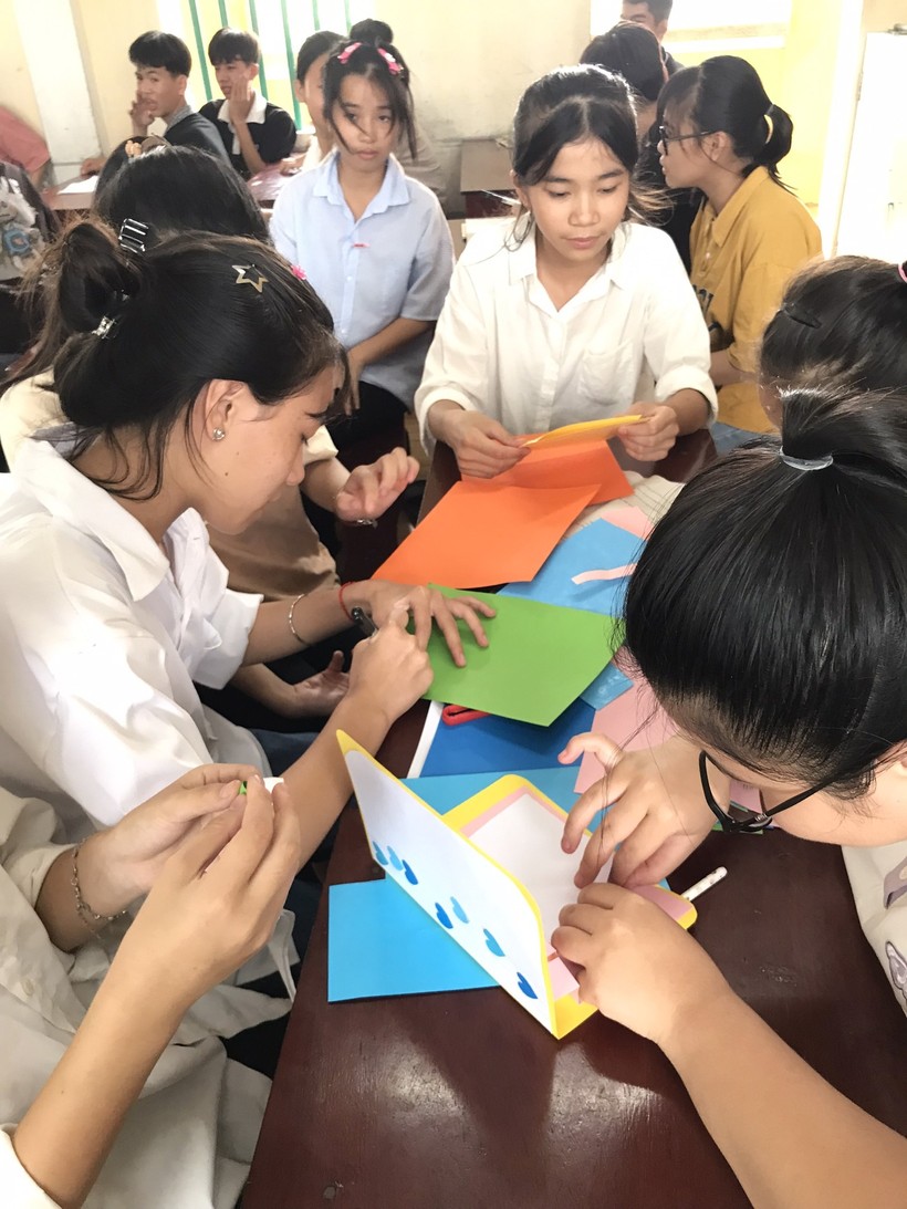 Học sinh Trường THCS Hải Xuân (Hải Hậu, Nam Định) thiết kế nên những tấm thiệp 
